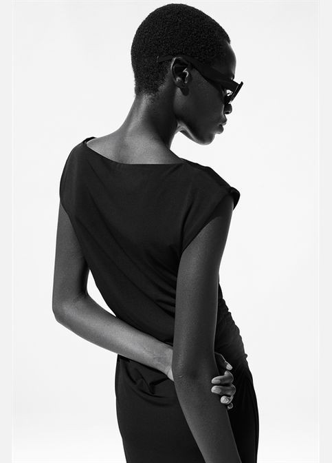 Черное платье черное облегающим длиной до икры -м H&M однотонное