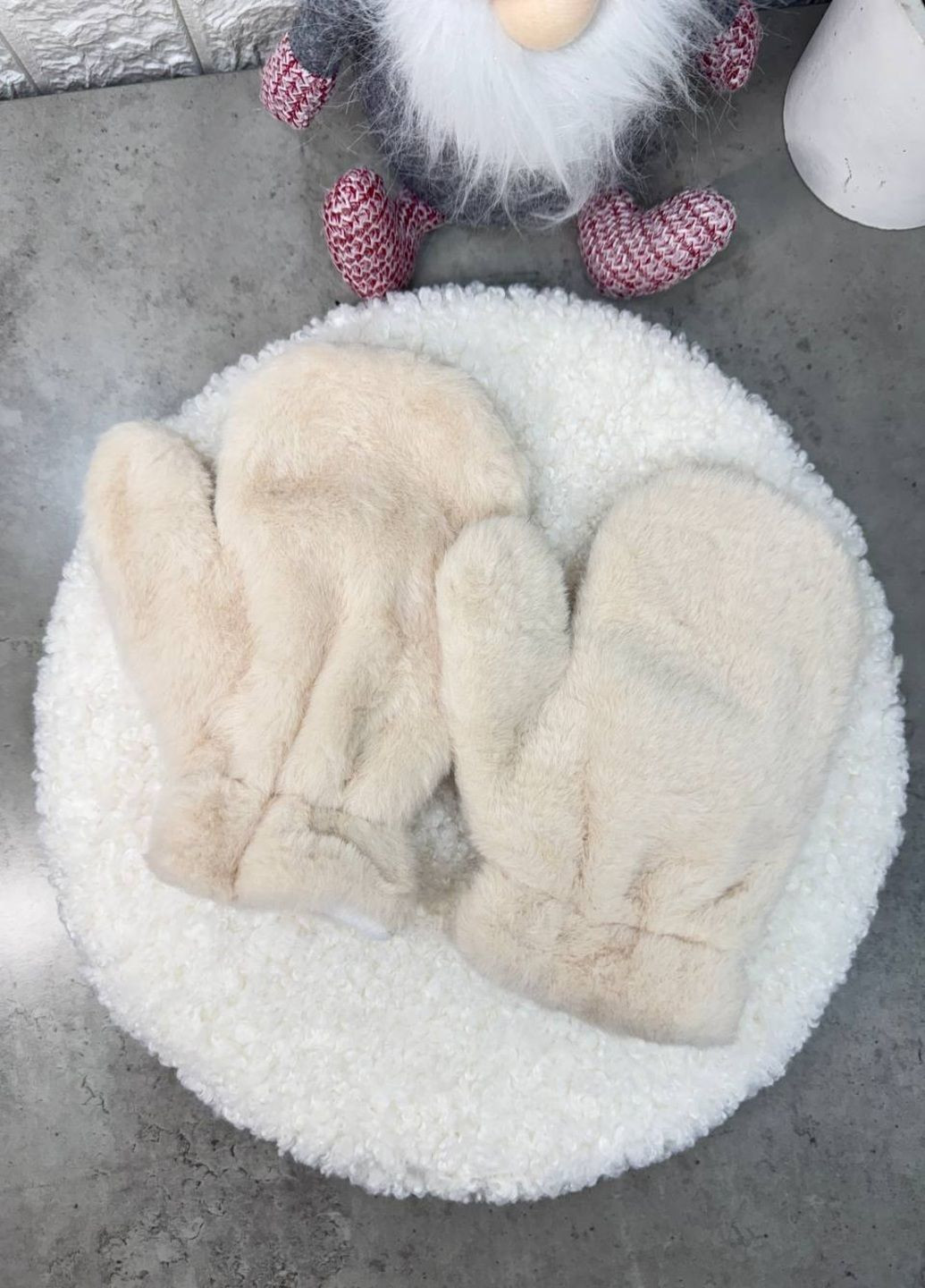 Рукавички еко-хутро світло-бежеві Пухнасті Рукавиці світло-бежевого кольору хутряні рукавички зимові еко хутро one size No Brand (366448616)