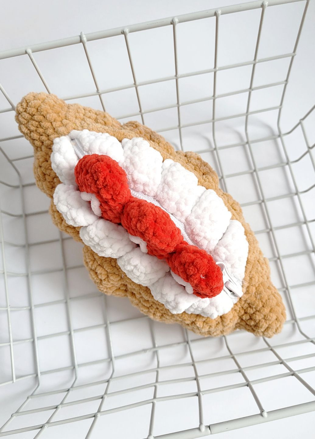 Вязаный пенал из плюшевой пряжи ручной работы в форме круассана с клубникой Croissant No Brand (319617097)