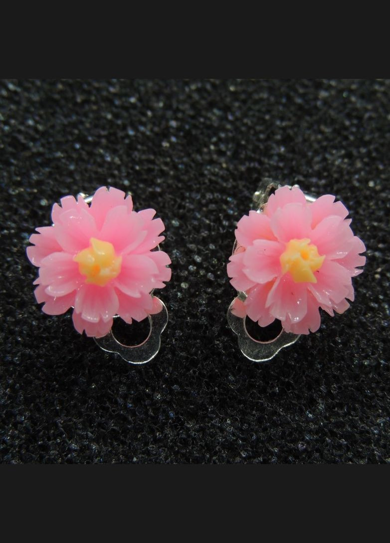 Сережки кліпси дитячі для вух без пробивання квітка Хризантема ніжно світлорожева з бірюзовою Liresmina Jewelry (289533628)