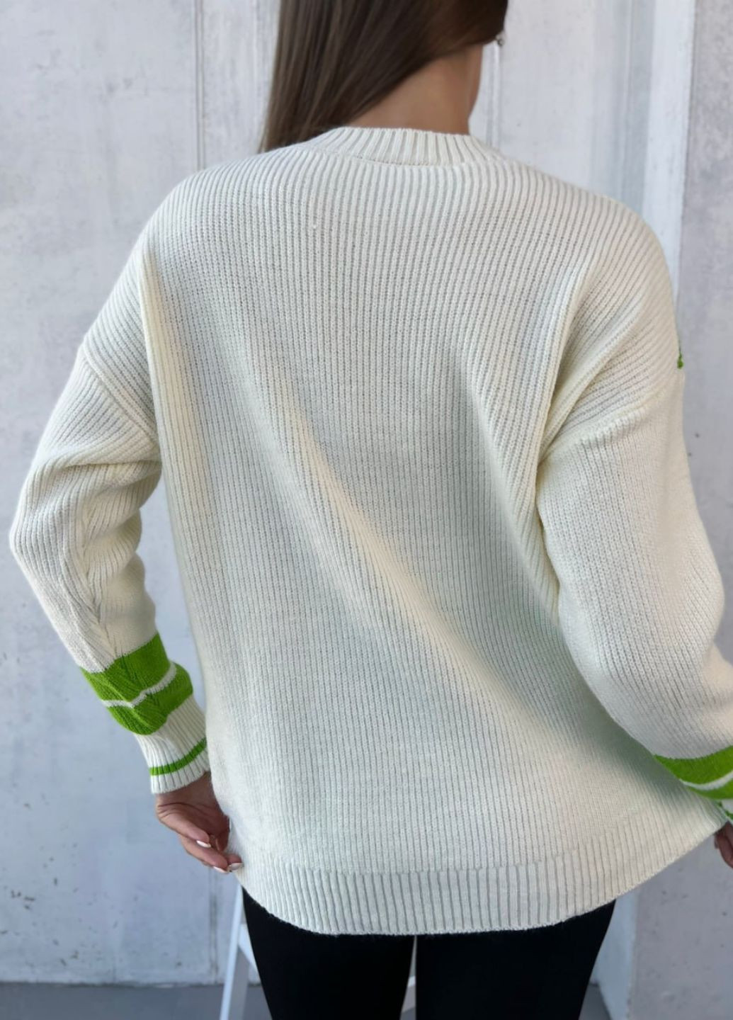 Молочный демисезонный свитер в сочетании двух цветов с буквой "u" Allthings