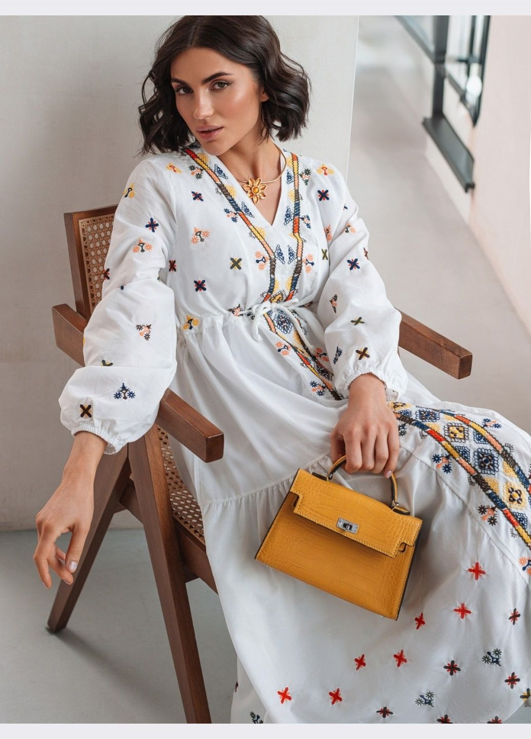 Белая белое платье с вышивкой и кулиской на талии Dressa узор однотонный (324389507)