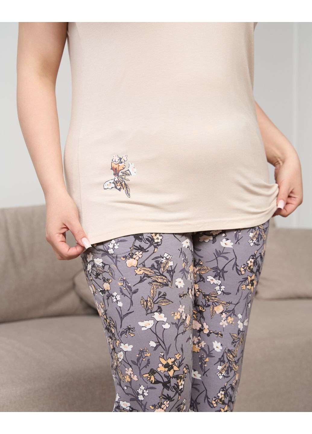 Молочна віскозний комплект капрі в квіти та футболка Nicoletta