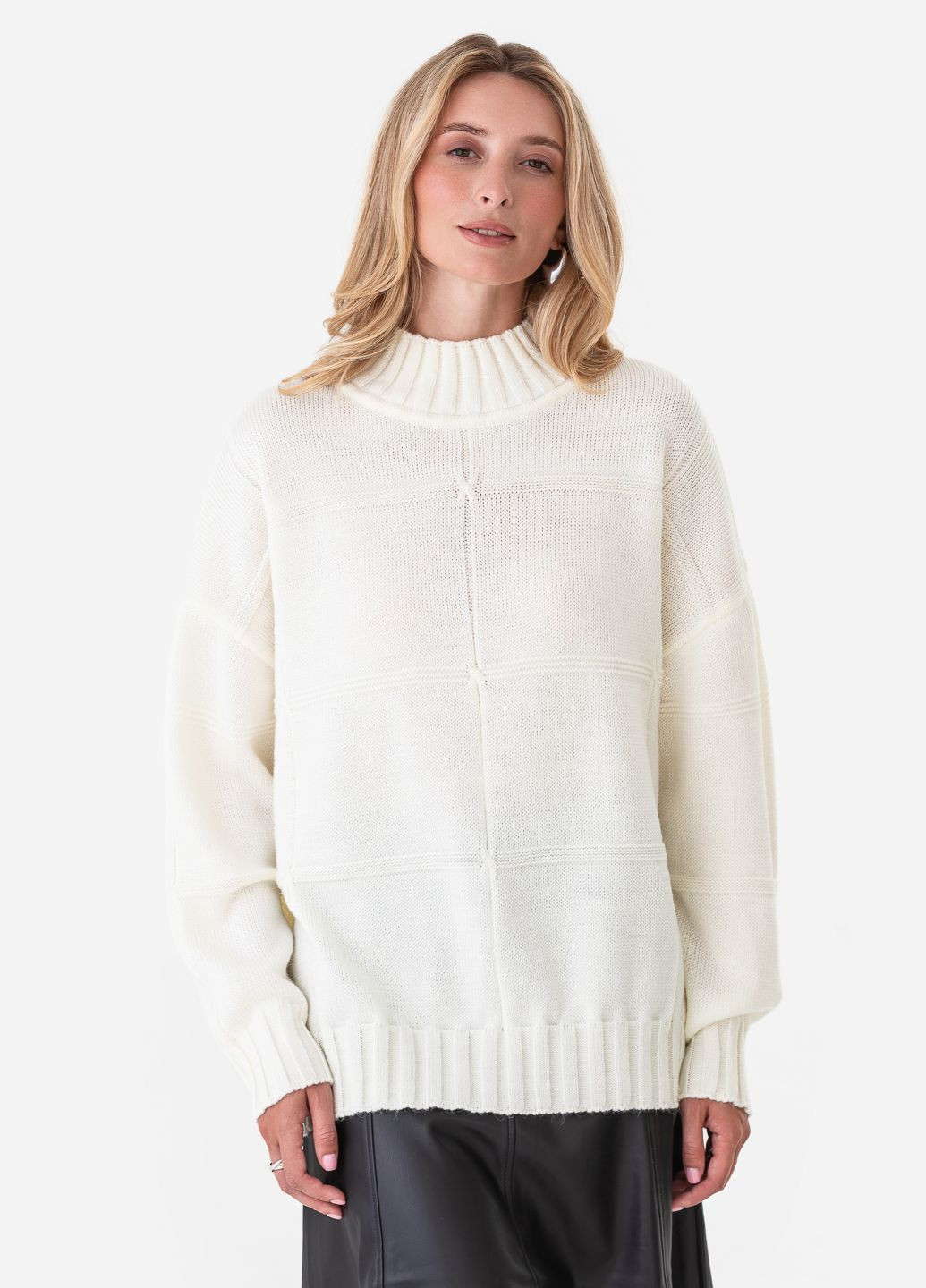 Молочний жіночий светр з геометричним малюнком. SVTR