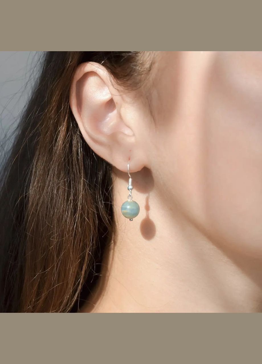 Серьги натуральный камень Кальцит голубой гладкий шарик, фур-ра гип-ный сплав цвет серебро d-10мм+- L-25мм No Brand Підвіски (305593780)