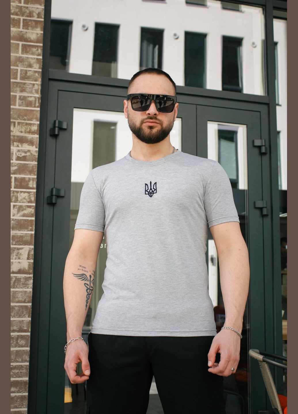 Серая футболка мужская с вышивкой "тризуб" серый меланж с коротким рукавом Intruder