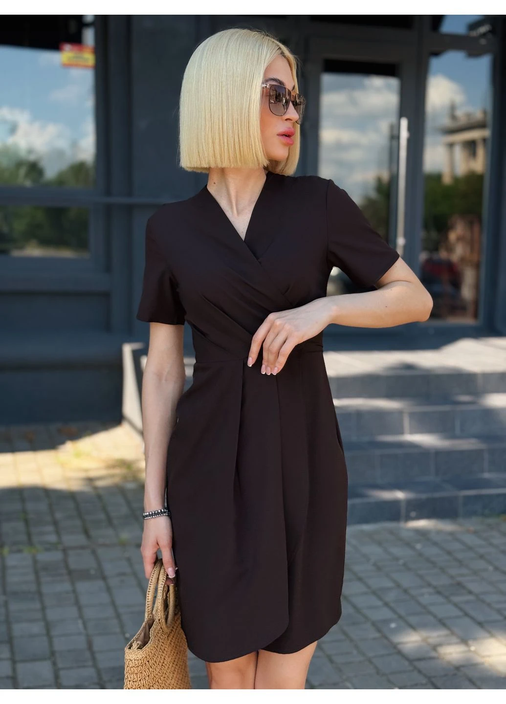 Коричневое элегантное платье на запах с короткими рукавами Fashion Girl однотонное