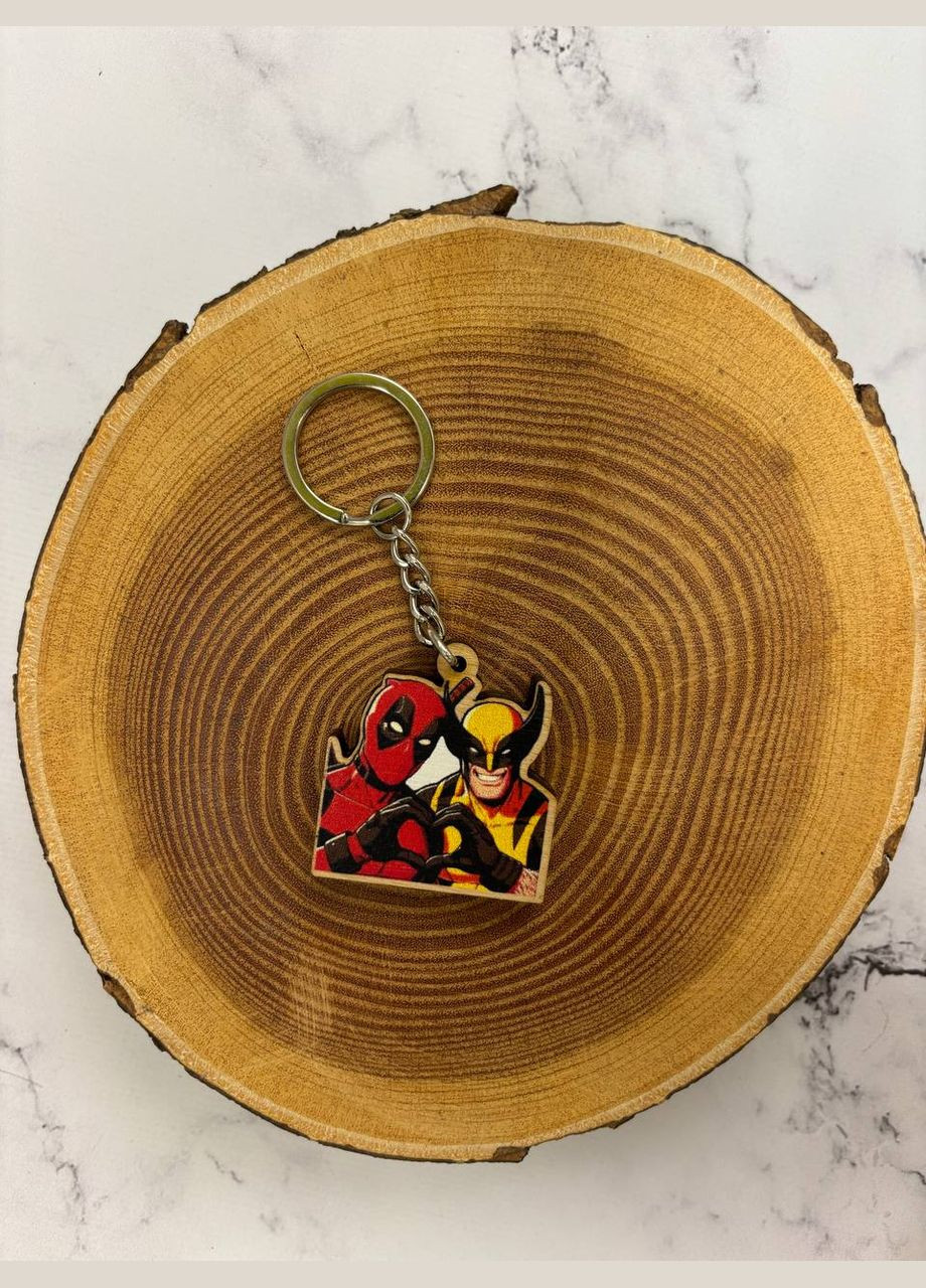 Деревянный брелок "Дедпул и Росомаха" Cozy-Up (307908962)