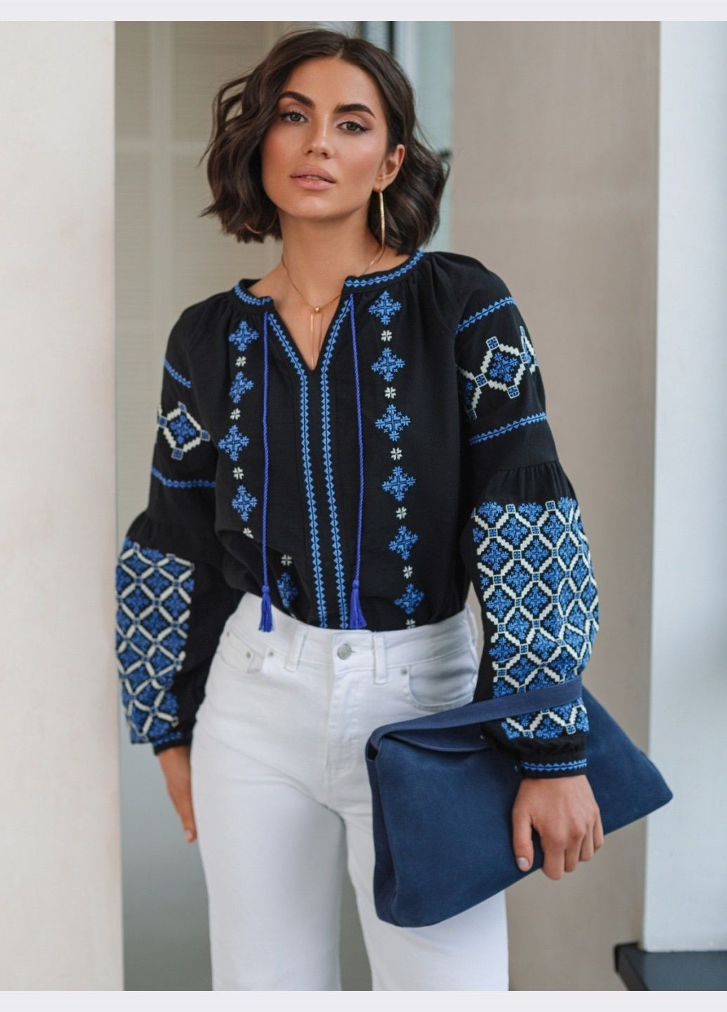 Чорна блузка чорного кольору з синьою вишивкою Dressa візерунок однотонний вільна (324389518)