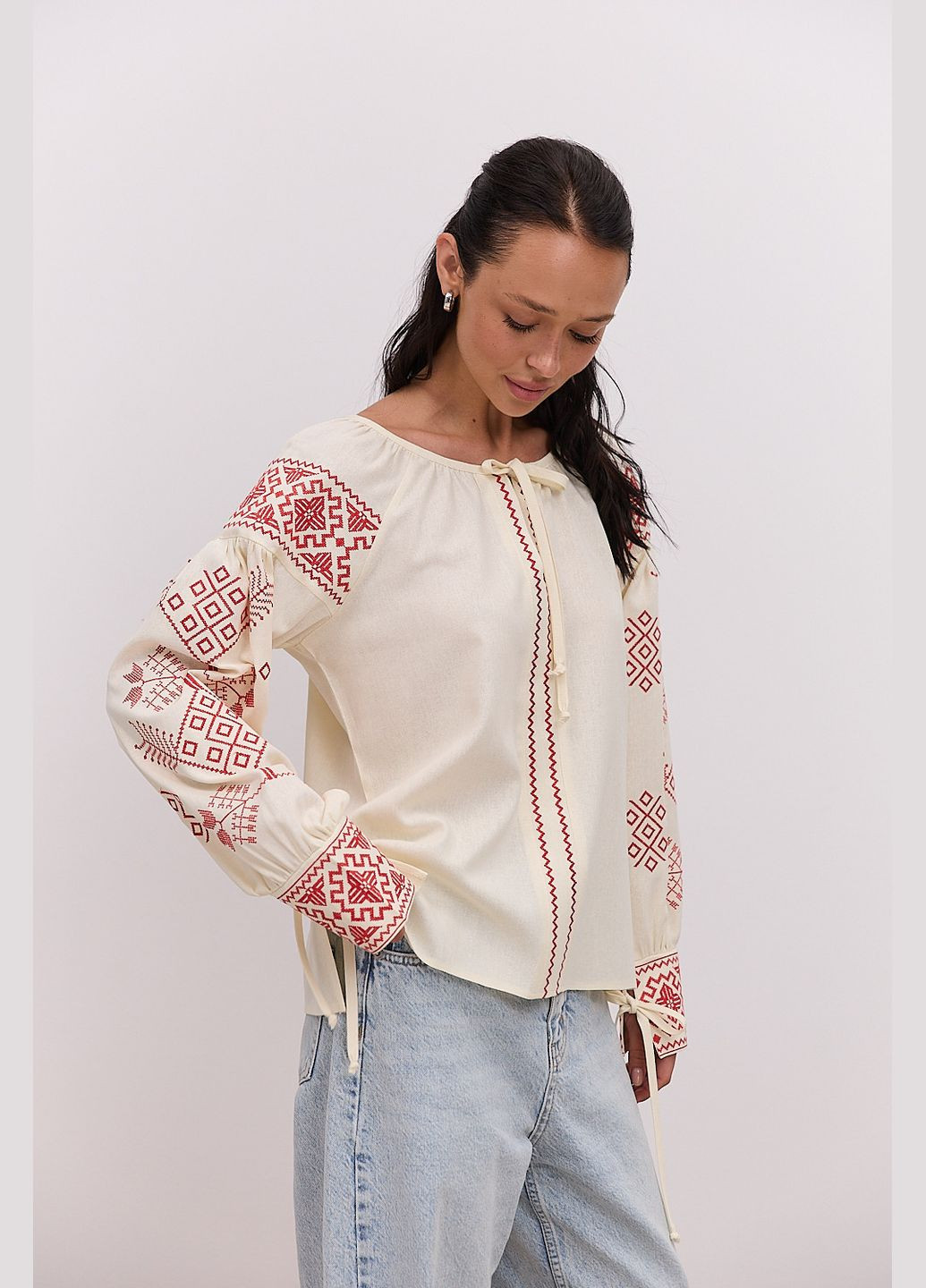 Светло-бежевая женская вышиванка молочная с геометрией гладью и завязками на манжетах Arjen (344030139)