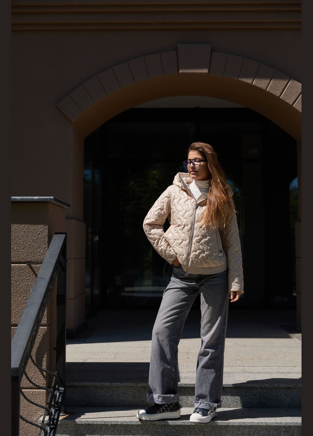 Бежевая демисезонная куртка MN