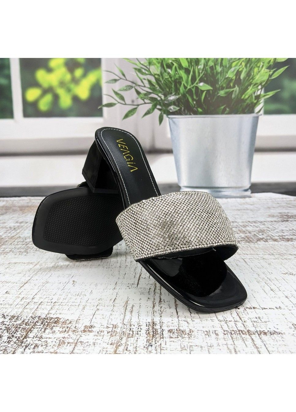 Черные шлепанцы женские Veagia