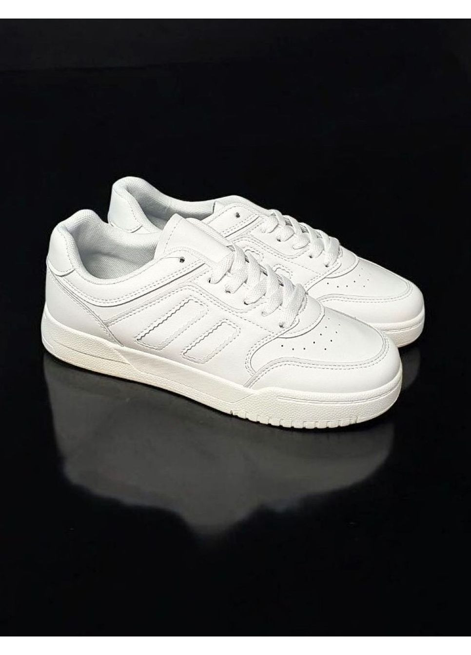 Белые всесезонные кроссовки Stilli