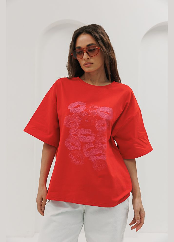 Женская футболка оверсайз красная с принтом "Поцелуи" Arjen - (294907497)