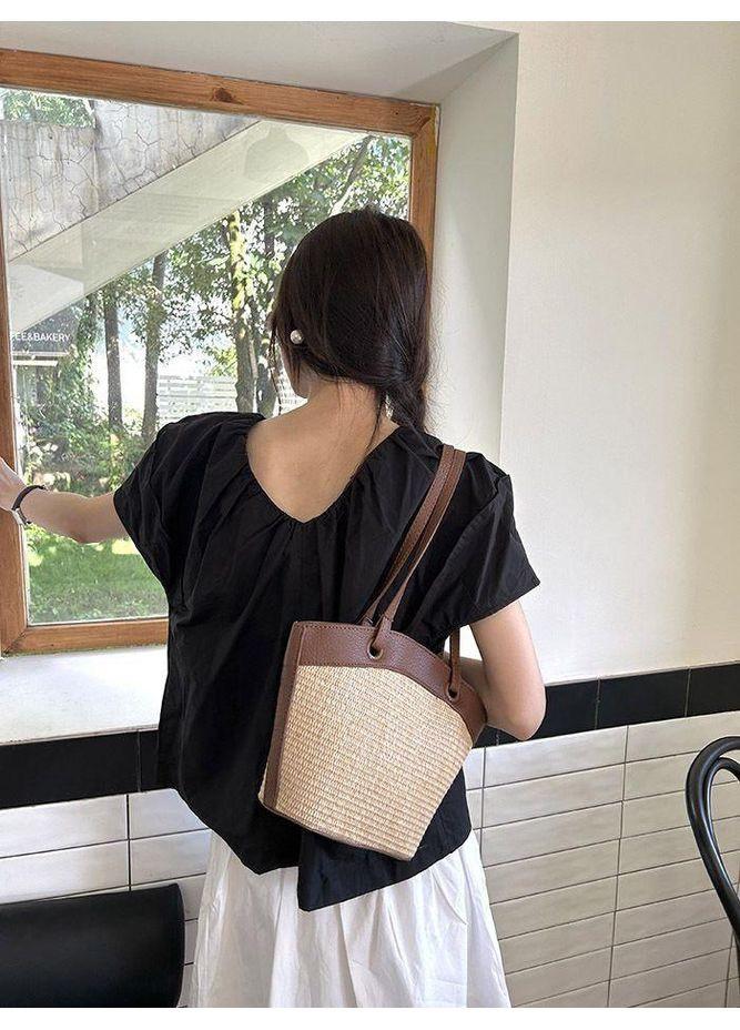 Среднего размера трендовая летняя сумка в трапеце подобной формы из соломы и экокожи коричневого цвета No Brand (362588146)