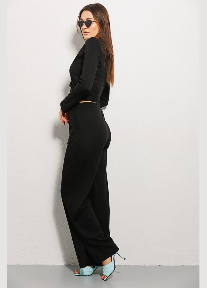 Трикотажный женский костюм со штанами и укороченной кофточкой черный Arjen (289787560)