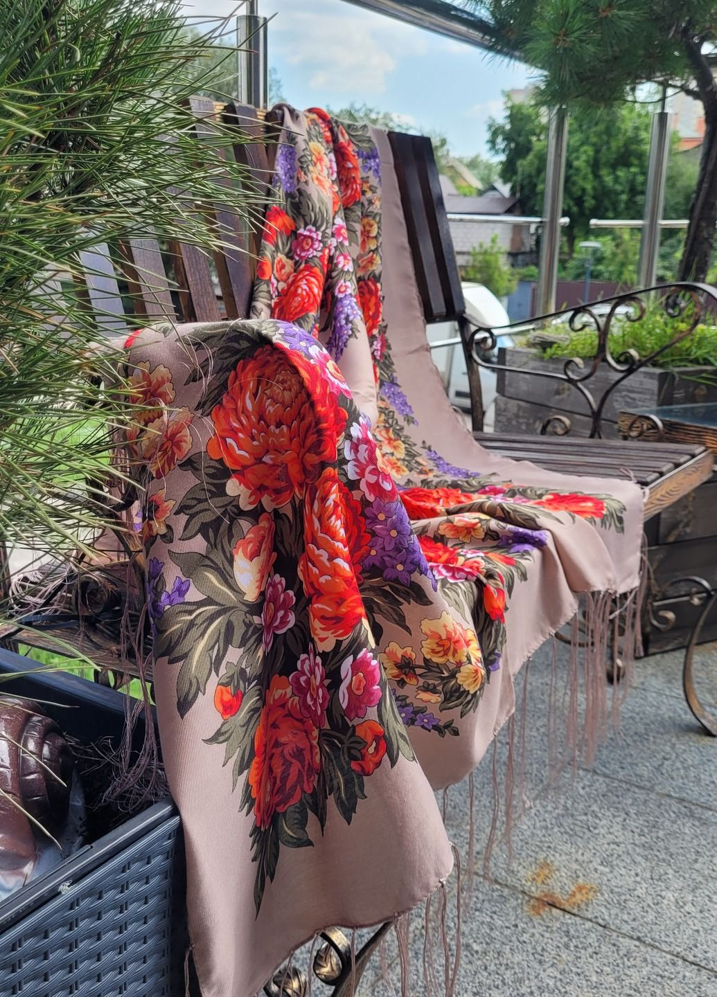 Жіноча Народна хустка з квітами півоніями та шовковою бахромою No Brand (356893729)