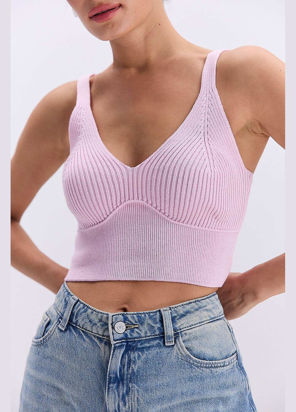 Короткий вязаный темно-коричневый топ со швом под грудью Arjen — 335213006