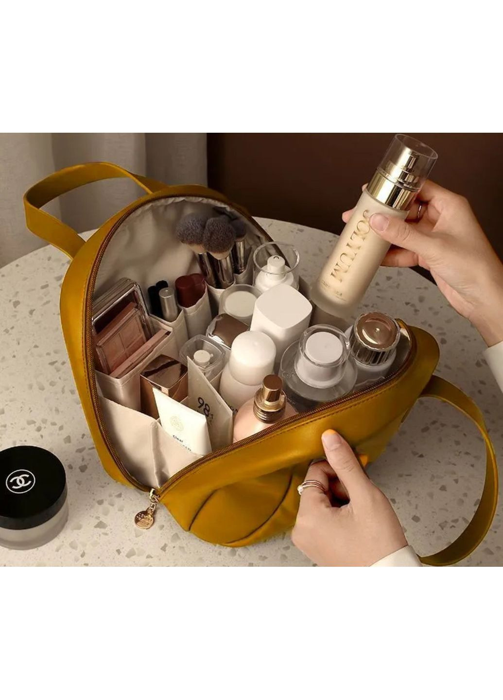 Косметичка - сумка из кожзама в форме раковины, вместительная и удобная. Коричневая No Brand (371644619)