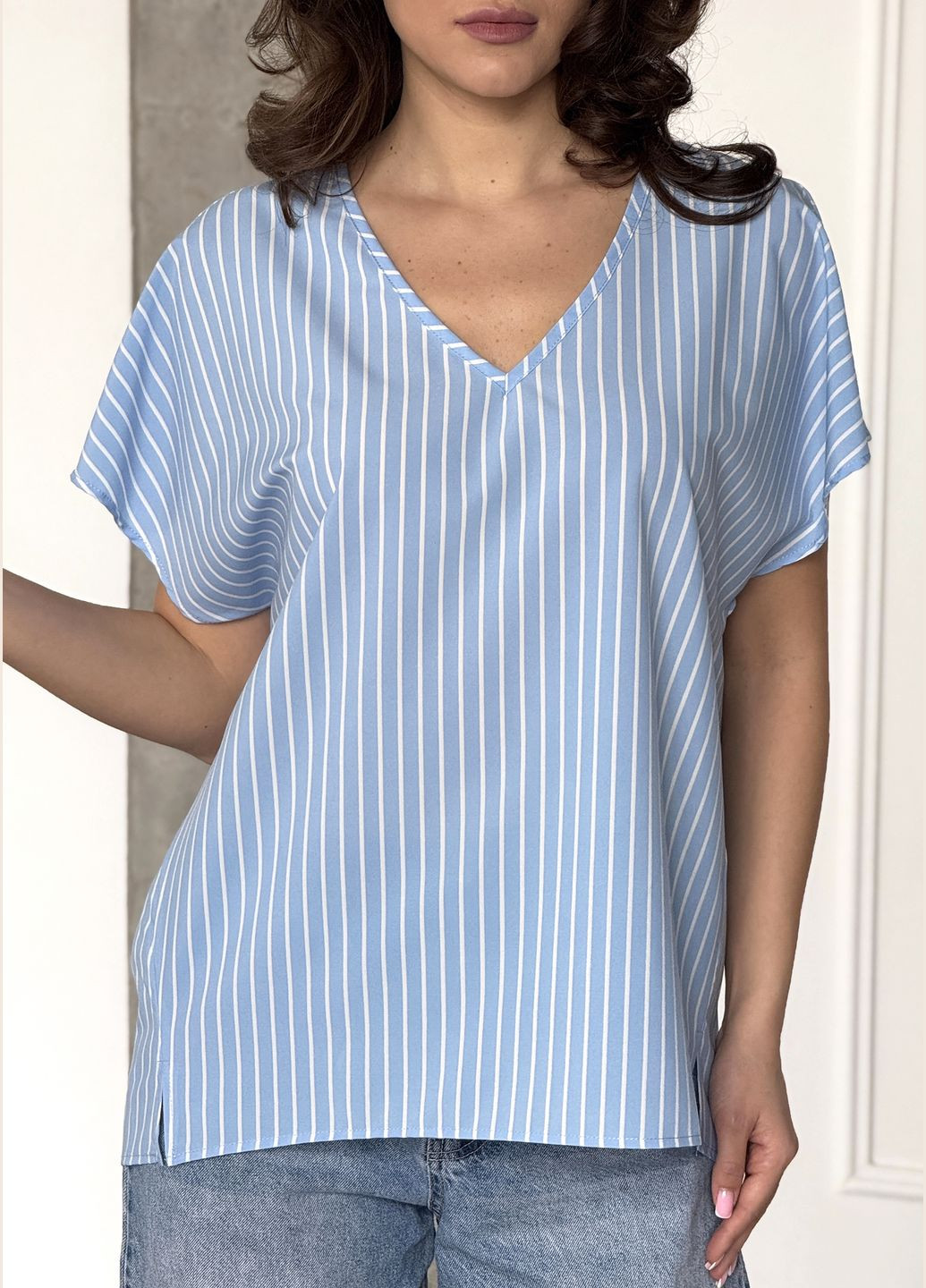 Світло-блакитна стильна вільна блуза-туніка з легкої тканини софт у смужку INNOE Блуза-туніка