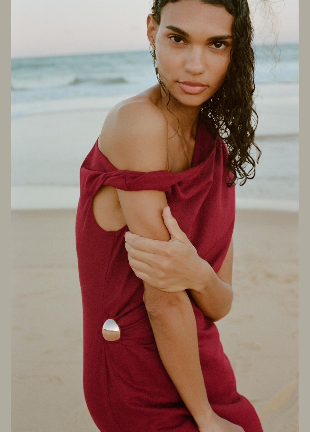 Темно-червона драпирована сукня середньої довжини з льоном Zara