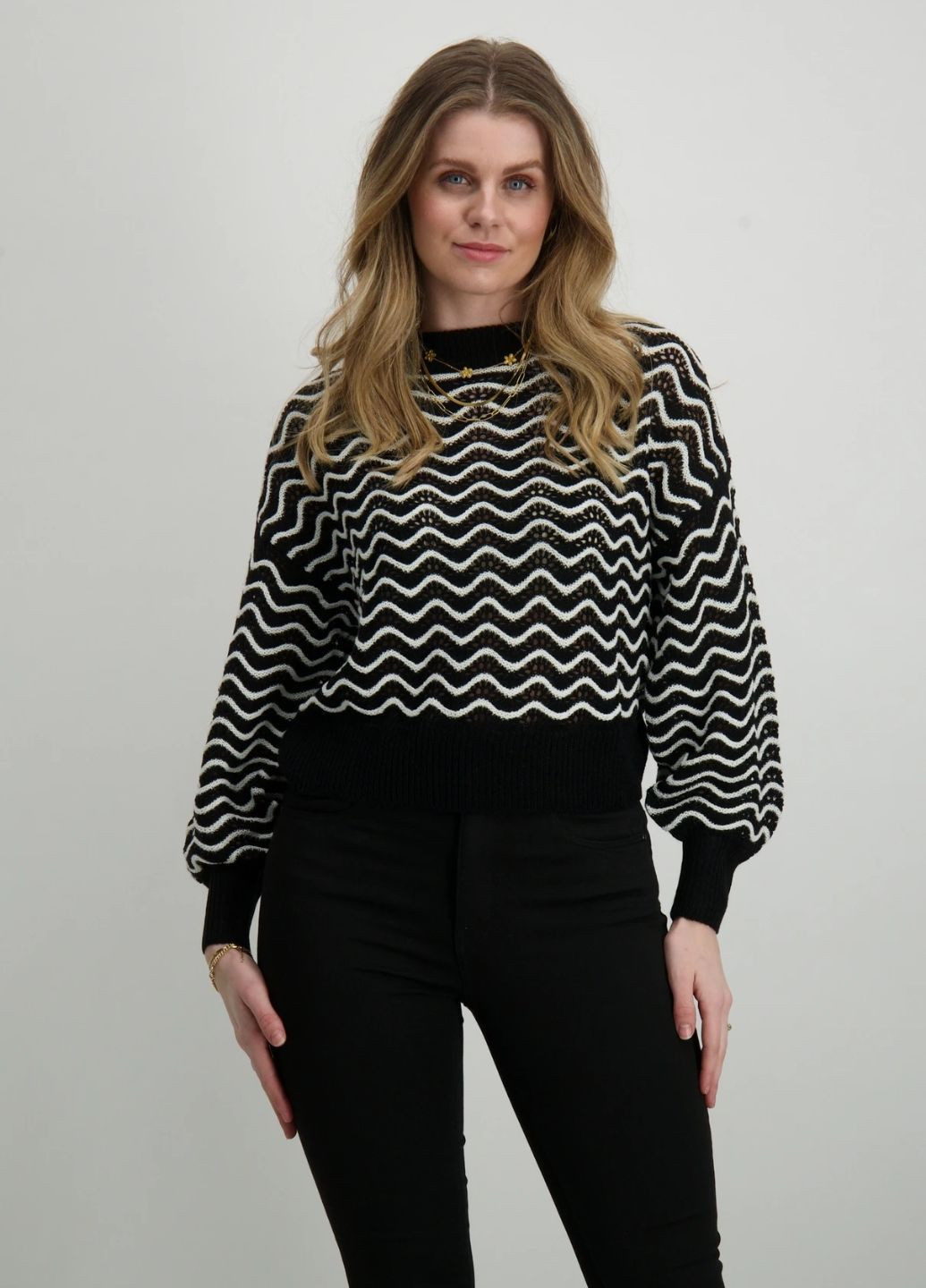 Черно-белый демисезонный полувер женский укороченный oversize ажурная вязка пуловер JDY