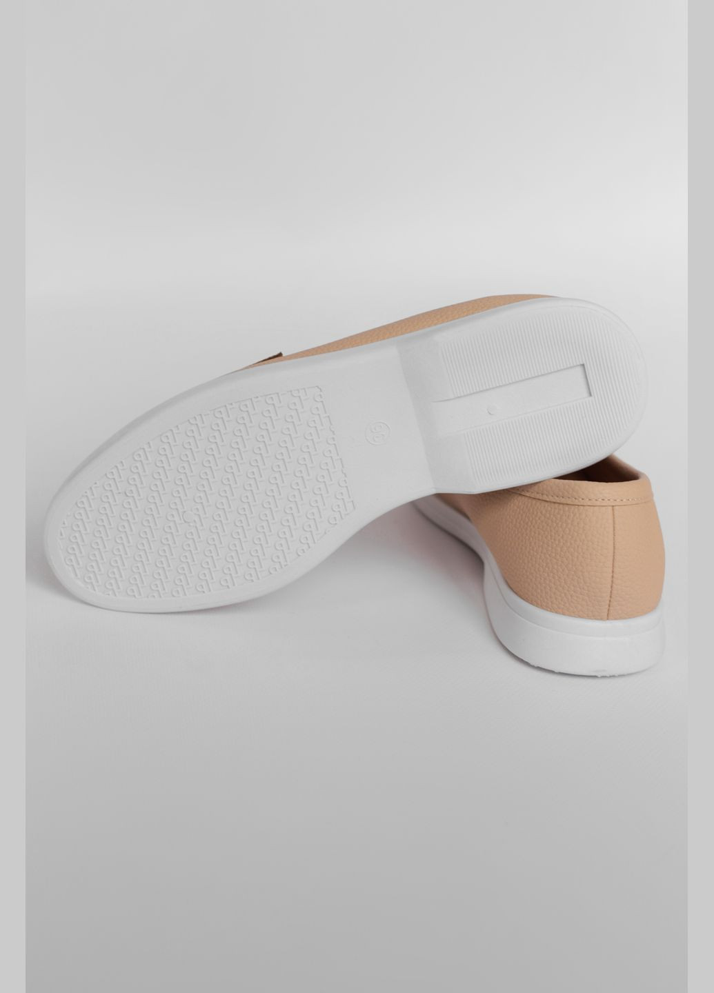 Туфлі-лофери жіночі бежевого кольору Let's Shop (292548749)