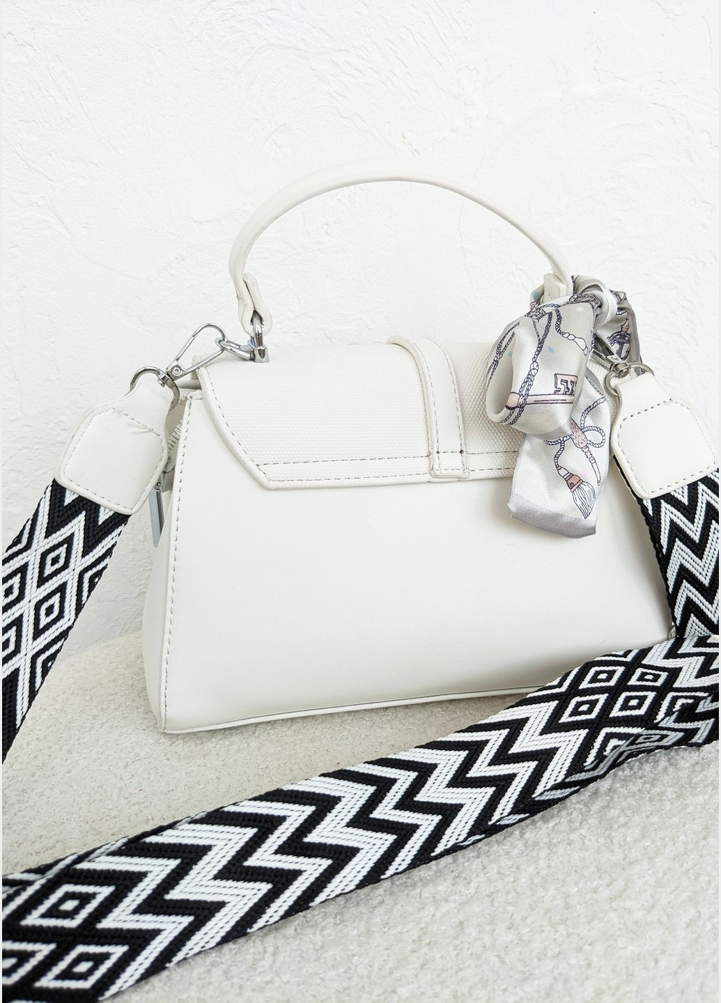 Стильная женская сумка-багет из экокожи с оригинальным декором в виде цепи и имитированного лезвия бритвы InFashion Сумка (327308725)