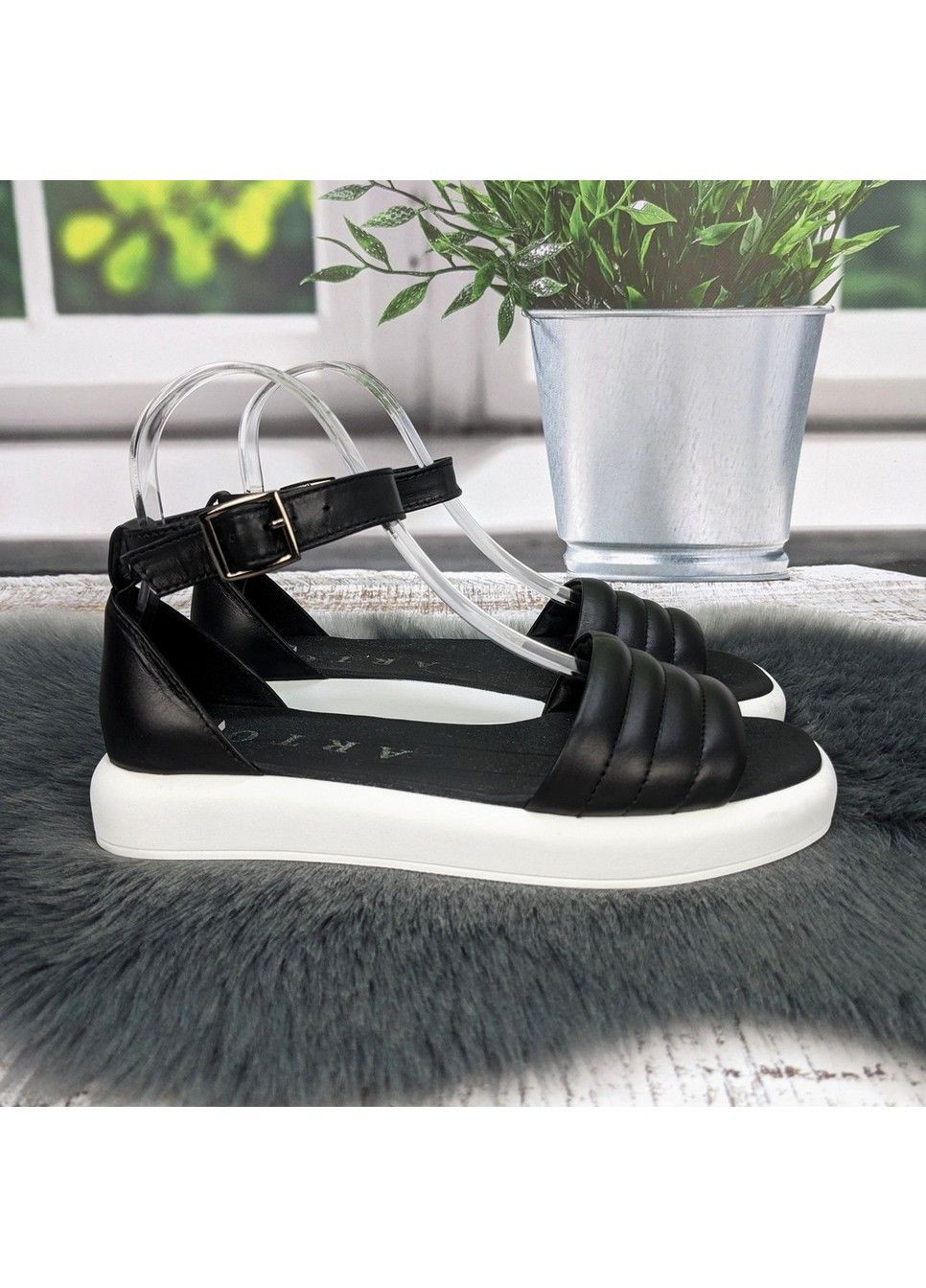 Босоніжки жіночі чорні шкіряні на білій підошві. Arto (336709059)