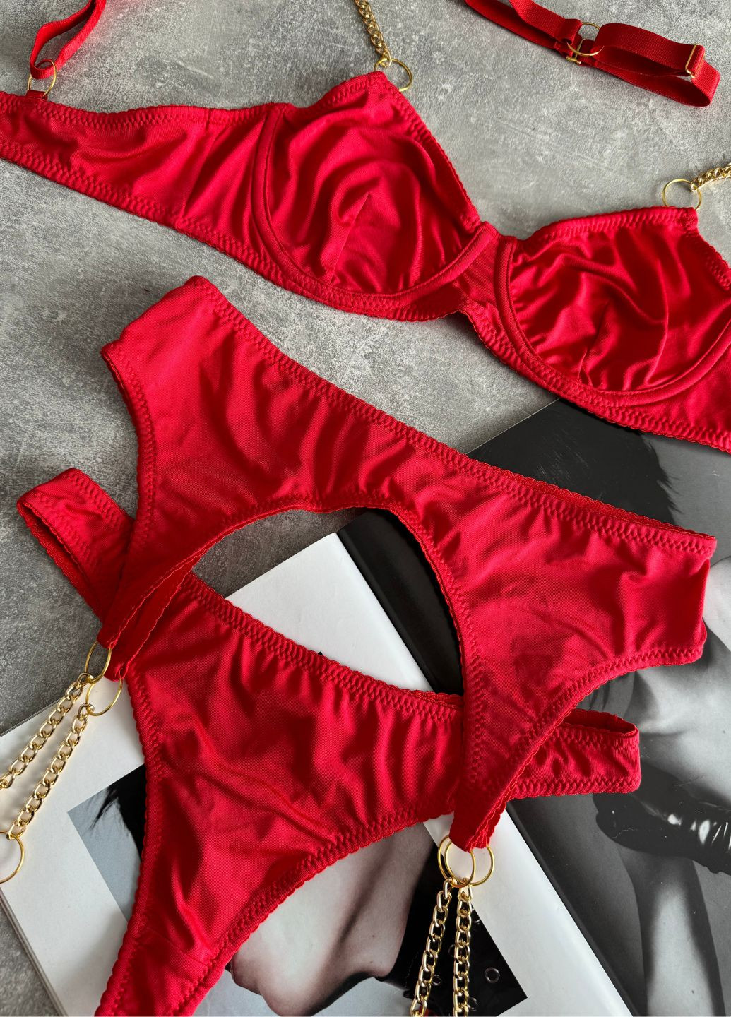 Красный демисезонный комплект белья соблазнительный красный с поясом и чокером volcano SHEIN