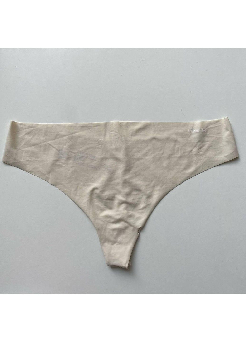 Трусики-стрінги жіночі безшовні бежеві Calvin Klein (316659193)