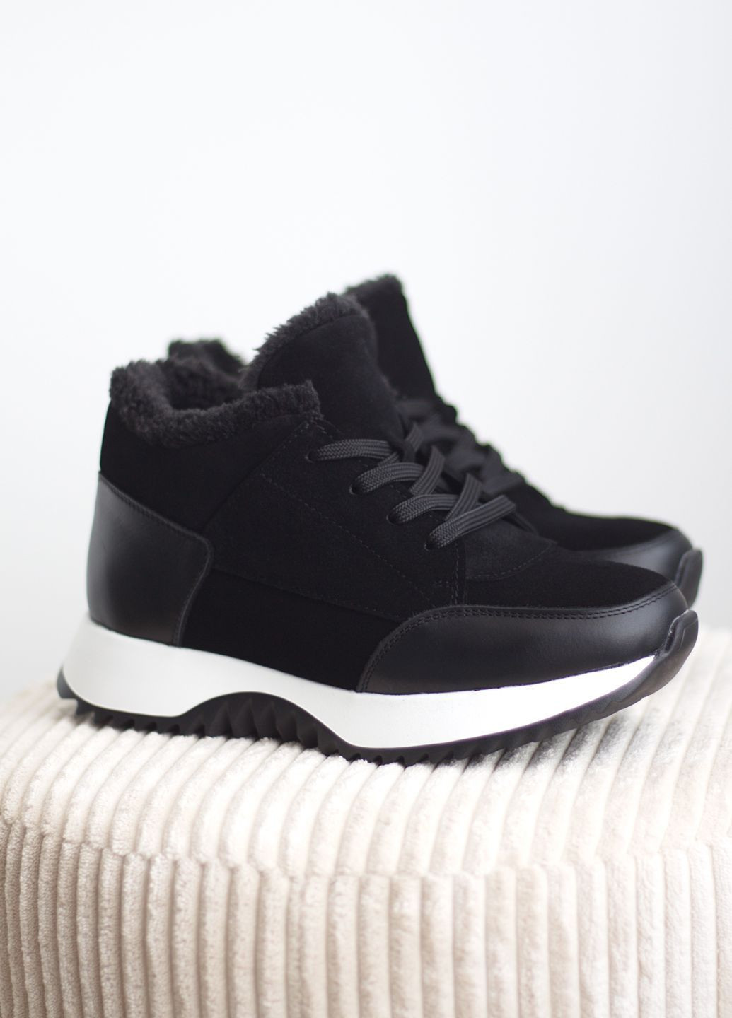 Кроссовки женские из натуральной светлой молочной замши и мехом внутри Zlett 3808 чёрные зима (362663895)