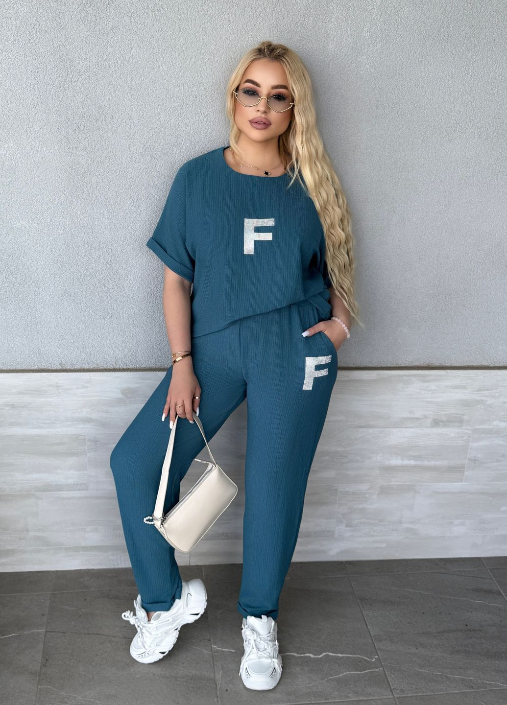 Костюм жіночий літній зі стразами (футболка + штани) No Brand (338182260)