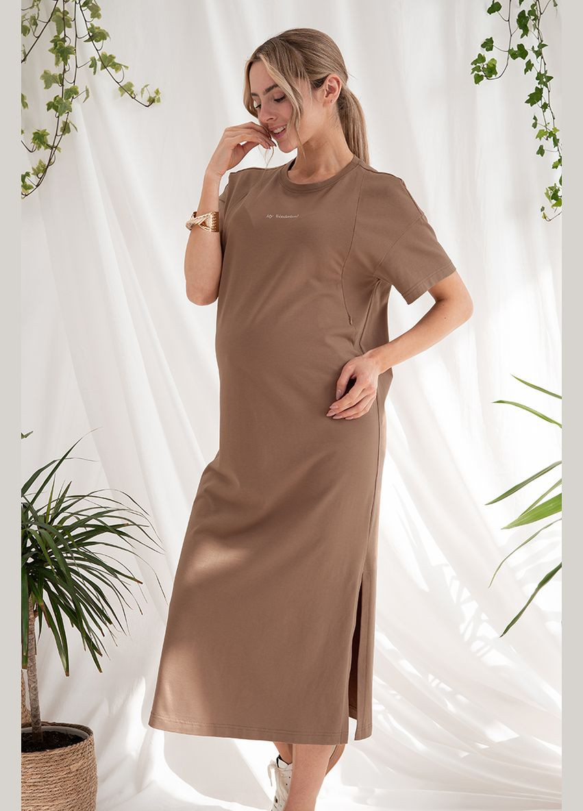 Коричневое платье-футболка для беременных и кормящих цвета мокко Юла мама с надписью