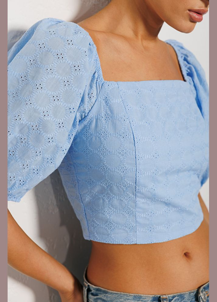 Голубая демисезонная укороченная летняя блузка с открытыми плечами Arjen