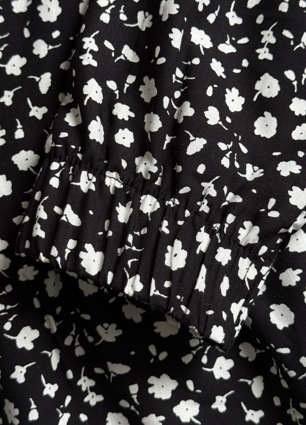 Черное повседневный, кэжуал, коктейльное, вечернее длинное свободное платье в цветочек из штапеля с длинным рукавом клеш Merlini с цветочным принтом