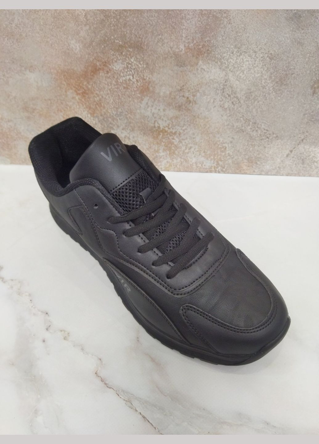 Черные демисезонные стильные качественные кроссовки для мужчин Bayota
