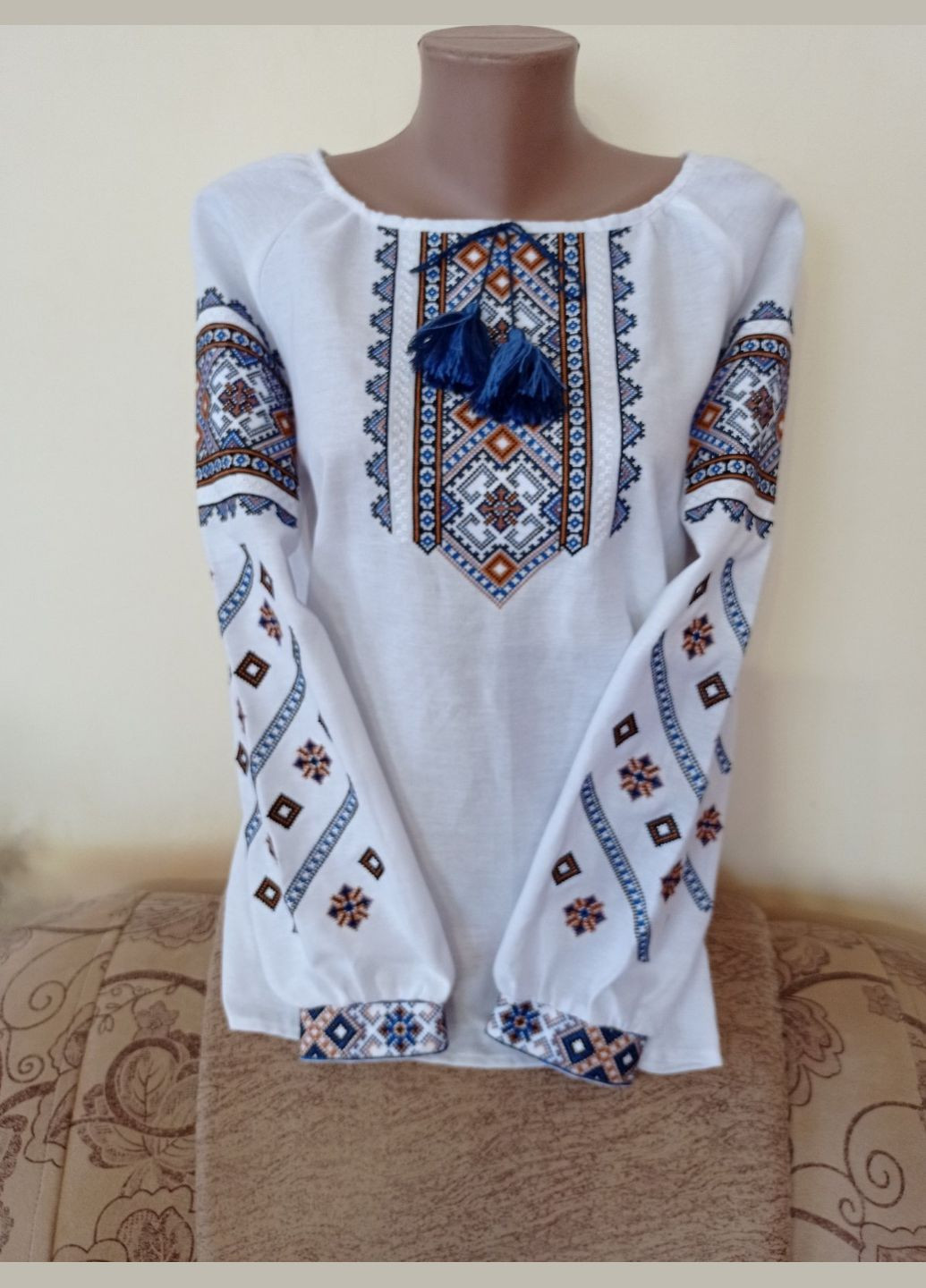 Синя вишиванка жіноча "квітковий орнамент синьо - золотий" на білому натуральному домотканому полотні Прикарпатські Вишиванки візерунок геометричний пряма бавовна (323167449)