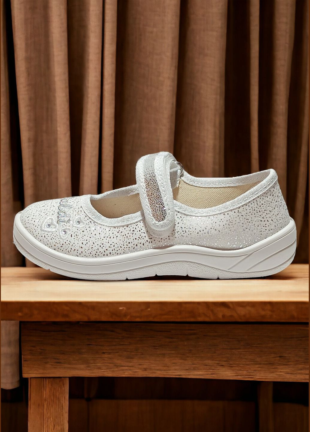 Белые детские ортопедические тапочки на липучке для девочки в садик на сменку валди Waldi со стразами, с вышивкой