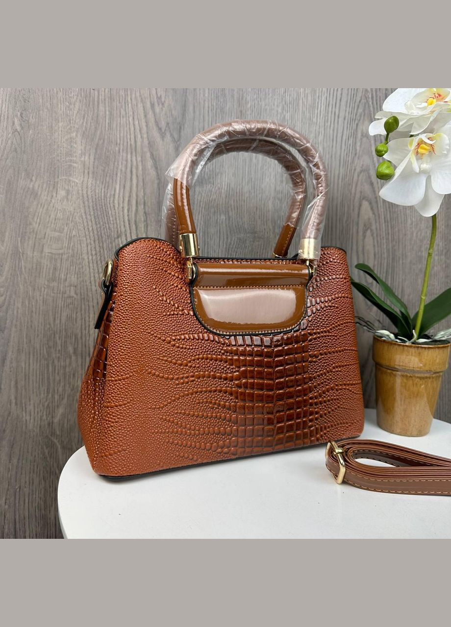 Жіноча лакова сумочка під рептилію трапеція з коричневою блискавкою (sku_1327Р) No Brand (330576964)