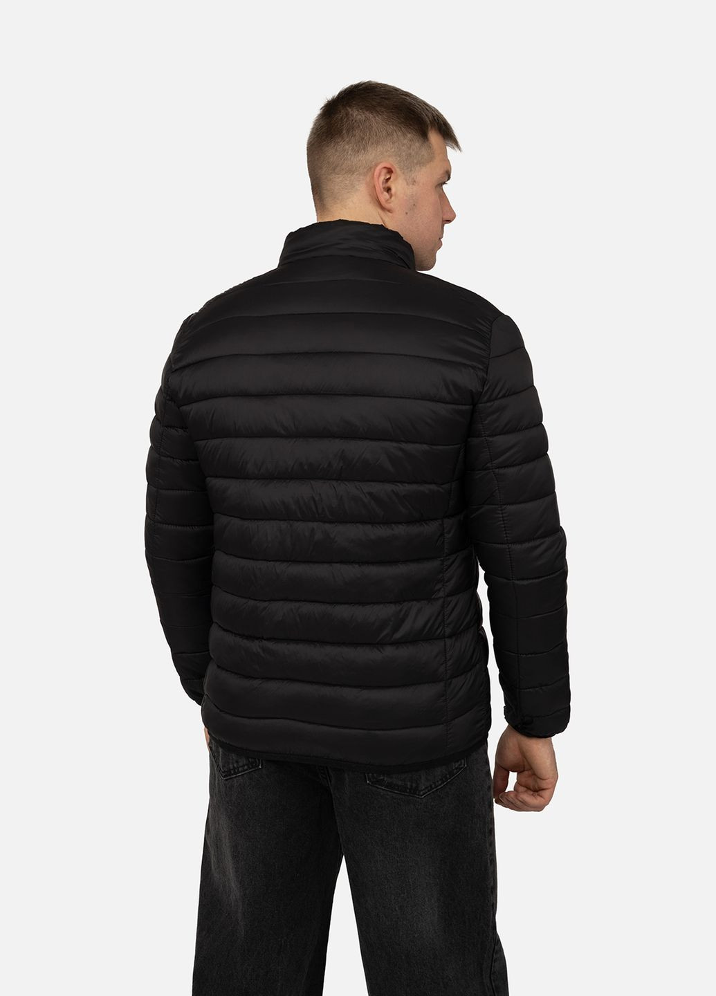 Чорна демісезонна куртка коротка чоловіча колір чорний цб-00266817 EFKS