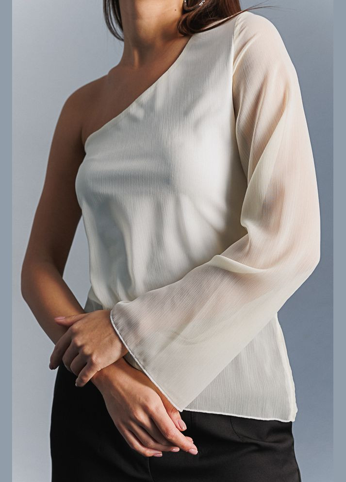 Молочная демисезонная шифоновая блуза с рукавом на одно плечо Arjen
