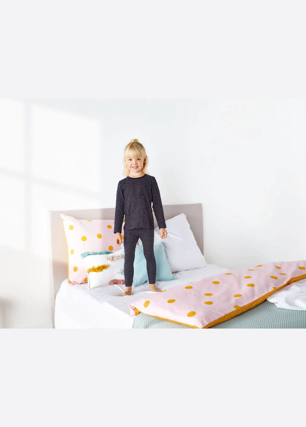 Черная всесезон пижама для девочки лонгслив + леггинсы черная в белые точечки свитшот + леггинсы Lupilu