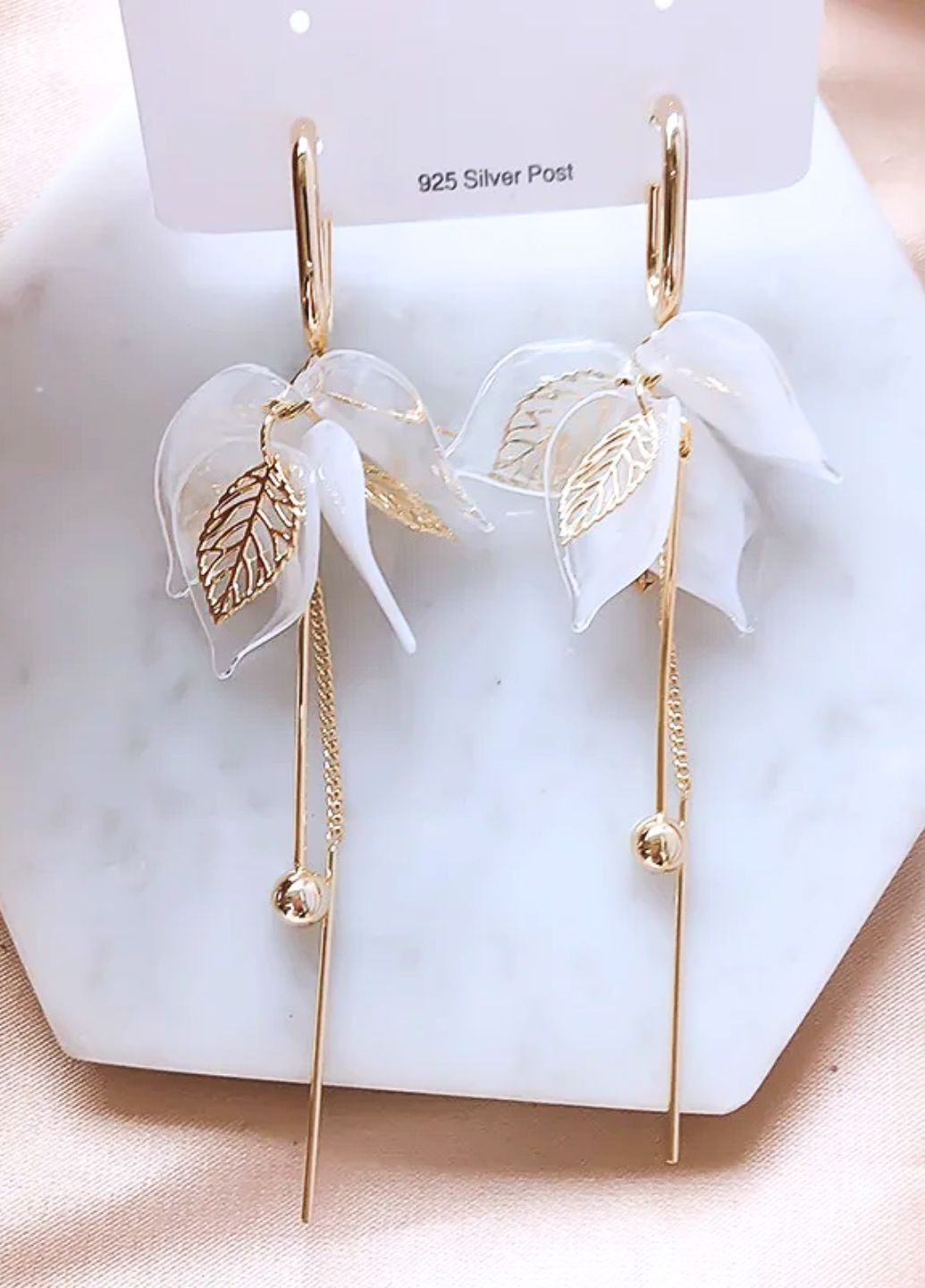 Серьги женские длинные с белыми и золотистыми листочками Fashion Jewelry (351346489)