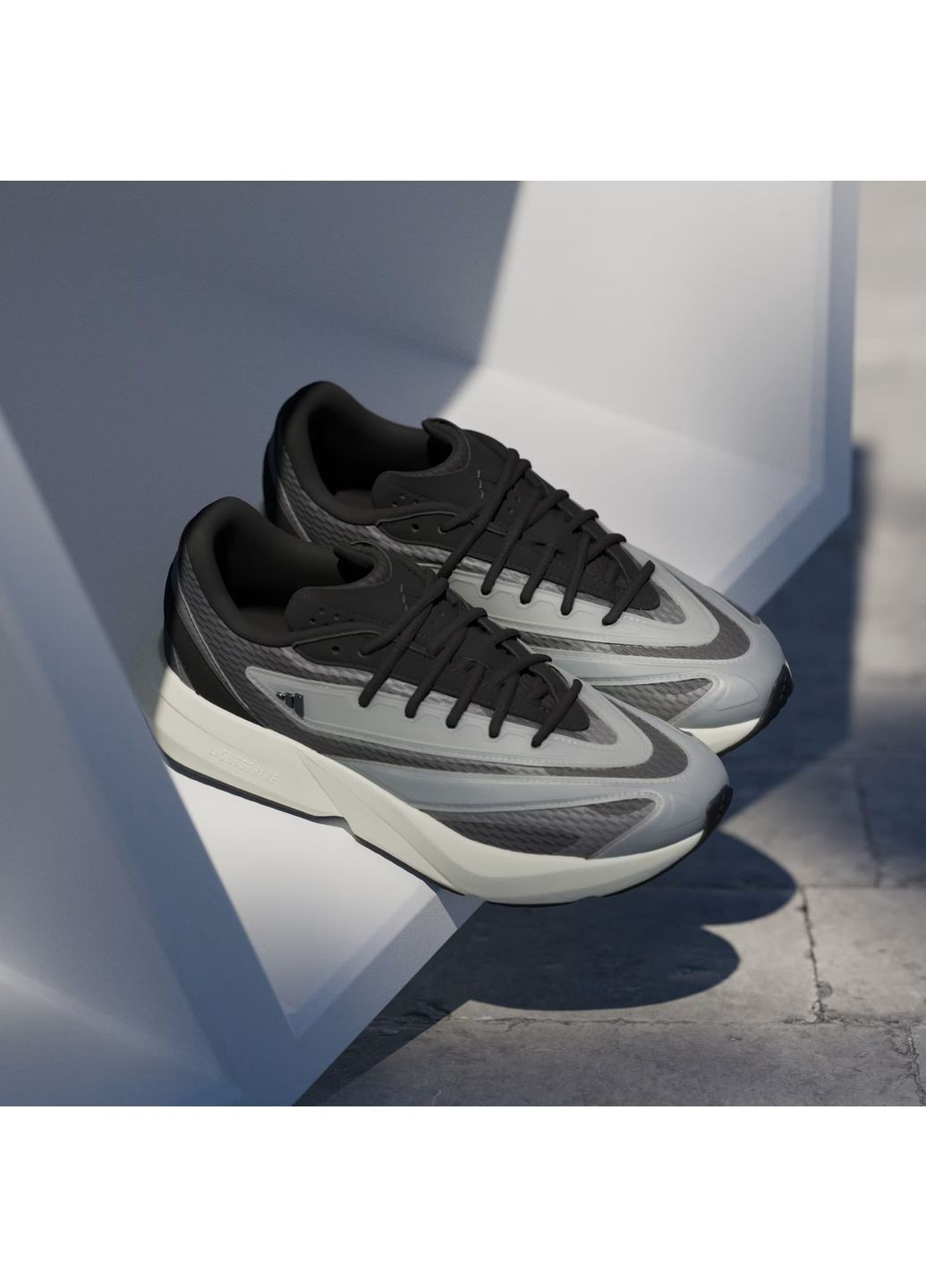 Сірі кросівки lightblaze adidas