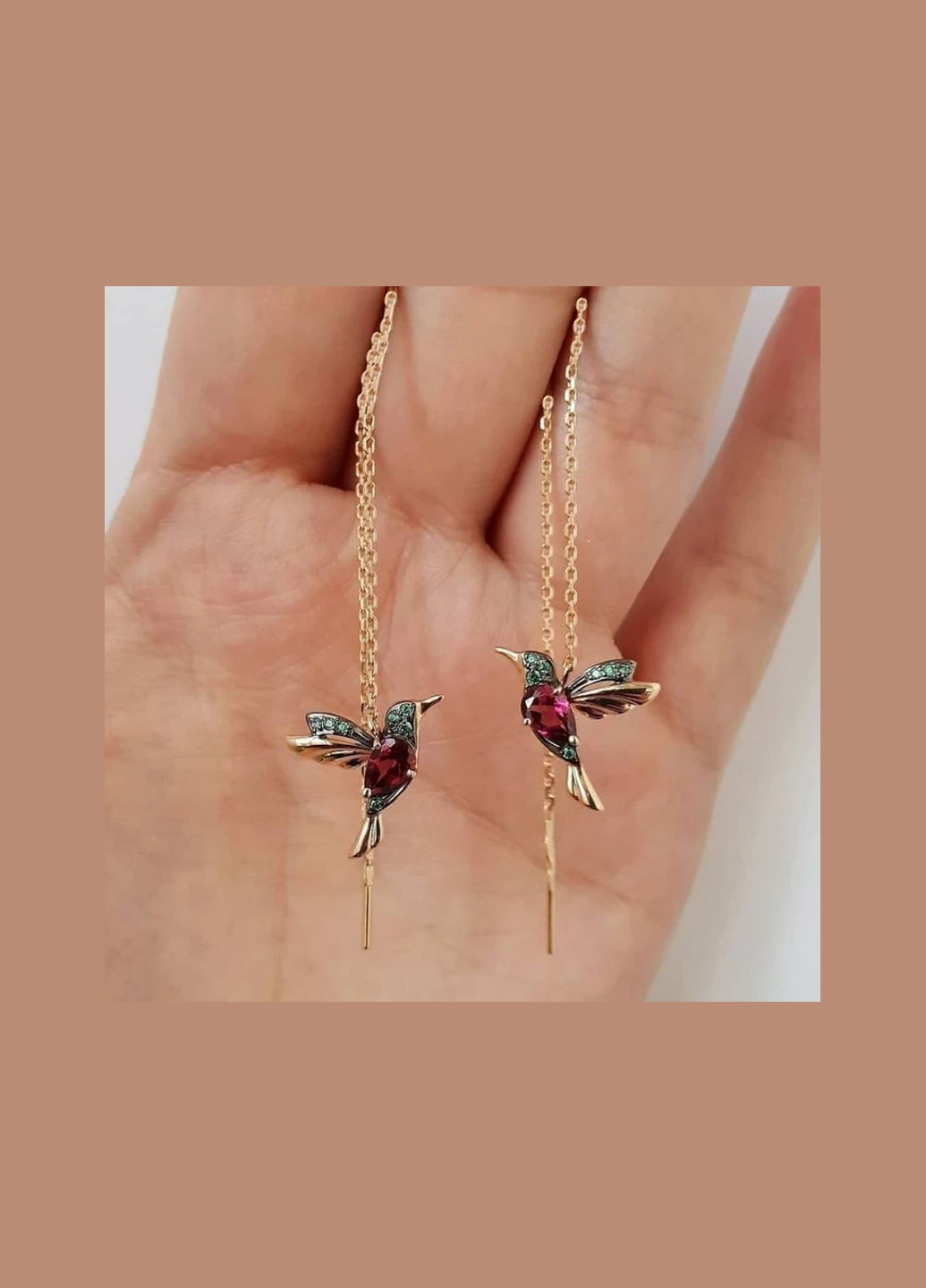 Женские длинные серьги протяжки птица Колибри с красными и зелеными фианитами Liresmina Jewelry (289717527)