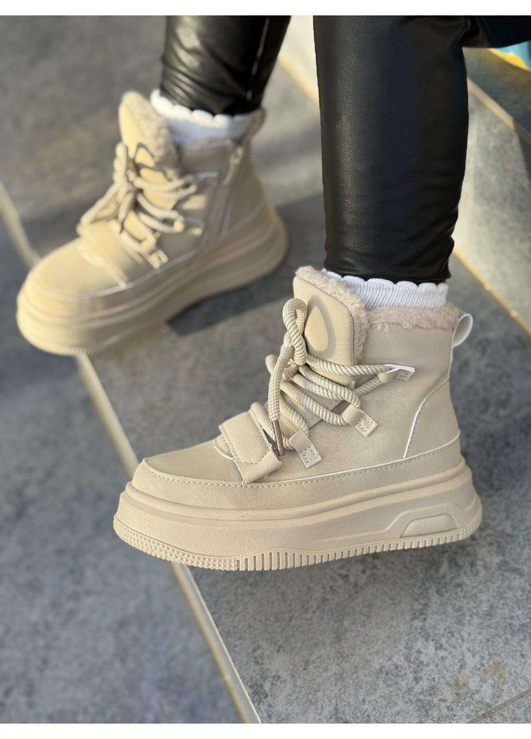 Бежевые невероятно крутые ботинки для девочек от тм Clibee