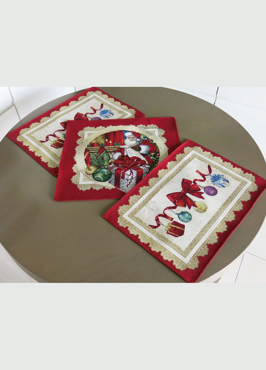 Новорічні серветки під тарілки, гобеленові підтарільники червоні з люрексом Дарунок від Санти набір з 2 серветок. Maystat (305391012)