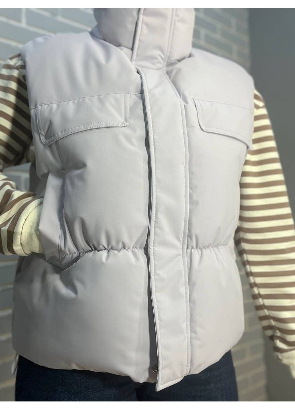 Жилет жіночий JOY ONE 86165 накладені кишені комір стійка затяжка знизу No Brand (304291715)