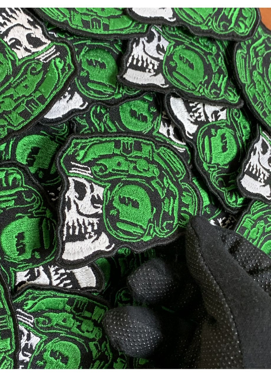 Шеврон Череп у шоломі (Форма контурна. На липучці) Розмір 7x8см No Brand (369924685)